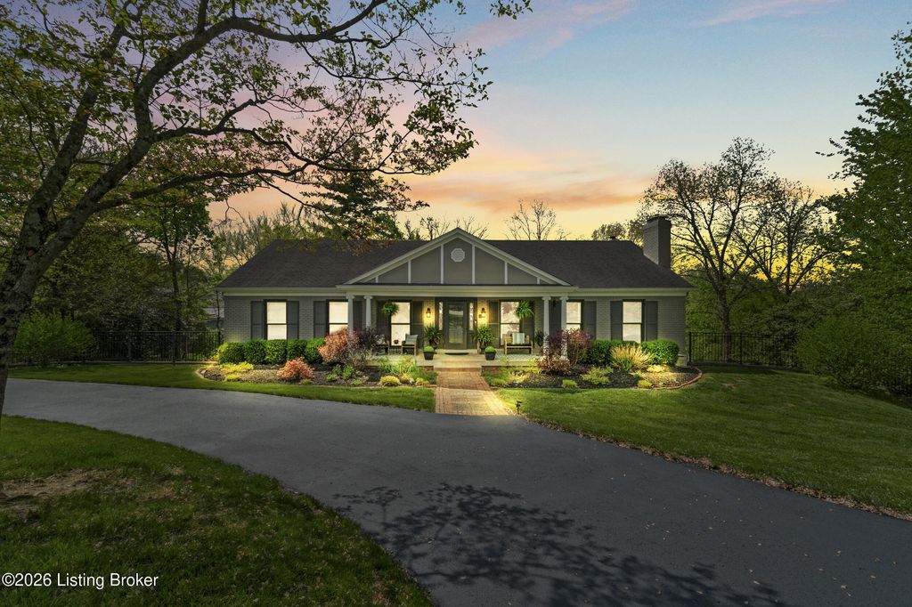 Photo of 6217 Innes Trace Rd, Louisville, KY 40222 (MLS # 1714485)