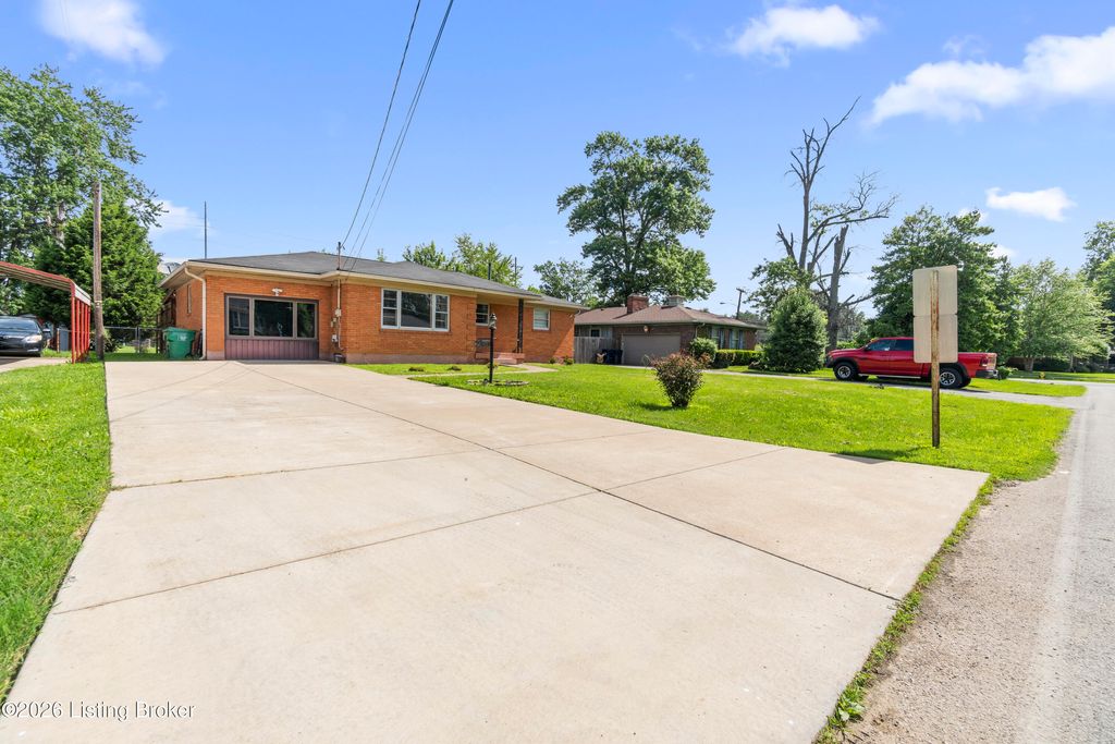 Photo of 2303 Ecton Ln, Louisville, KY 40216 (MLS # 1719206)