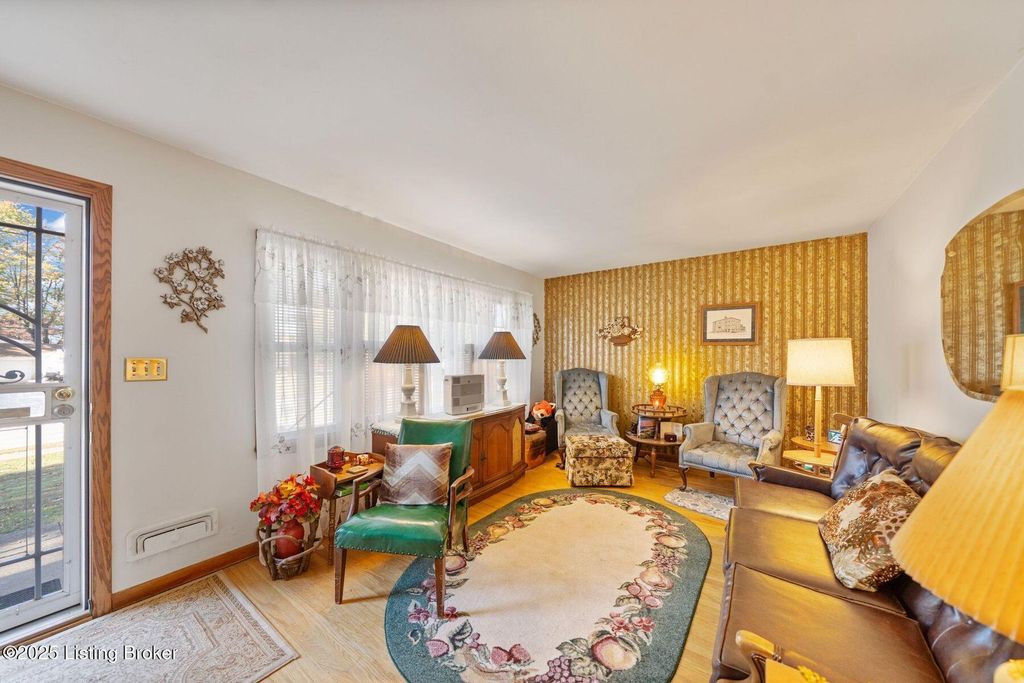 Photo of 3019 Mcmahan Blvd, Louisville, KY 40220 (MLS # 1711159)