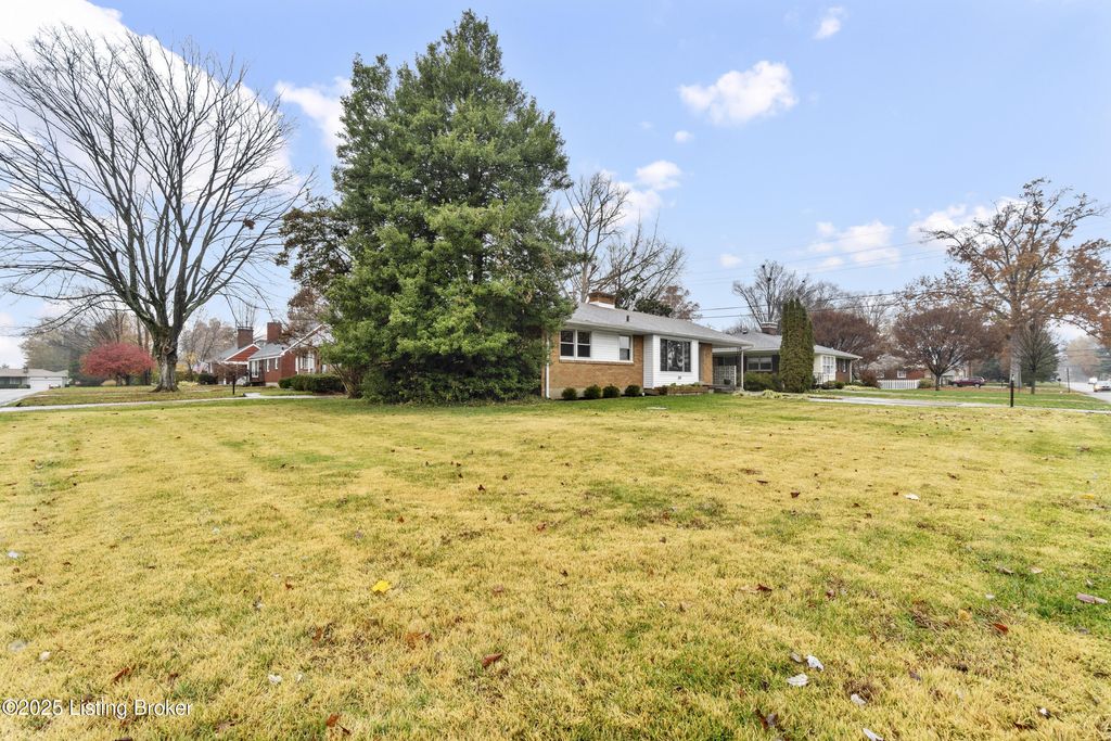Photo of 3535 Plymouth Rd, Louisville, KY 40207 (MLS # 1704128)