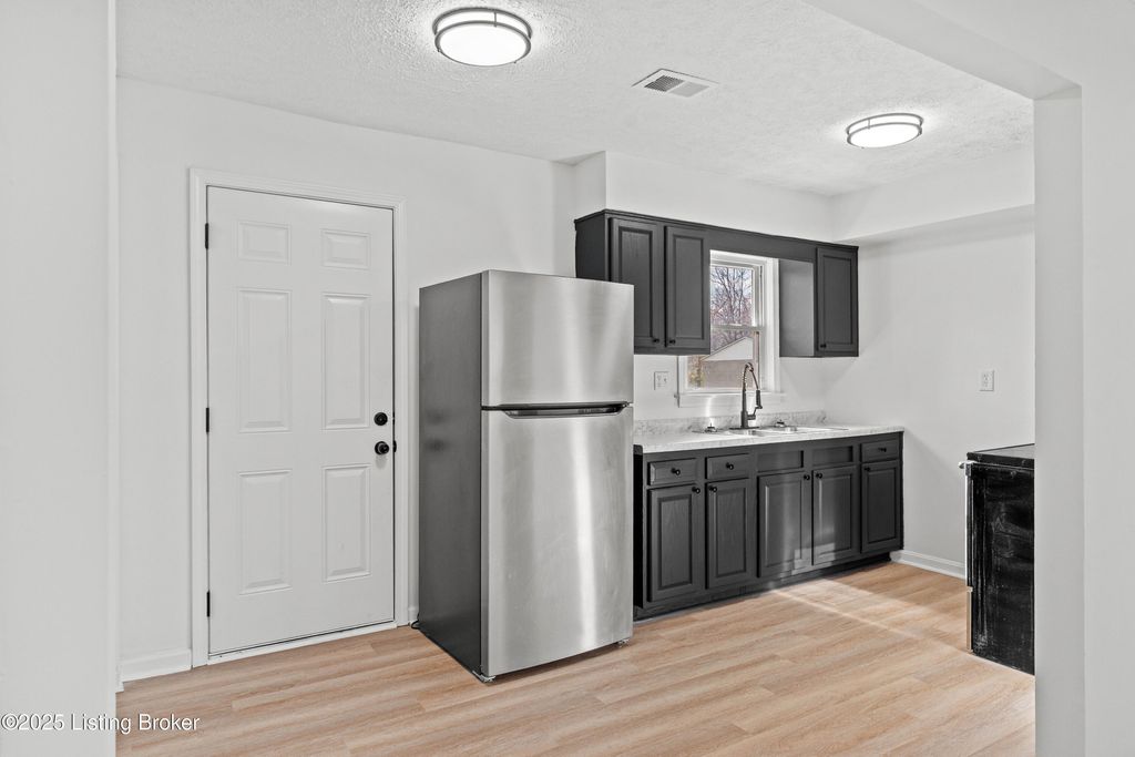 Photo of 1274 Lipps Ln, Louisville, KY 40219 (MLS # 1704507)