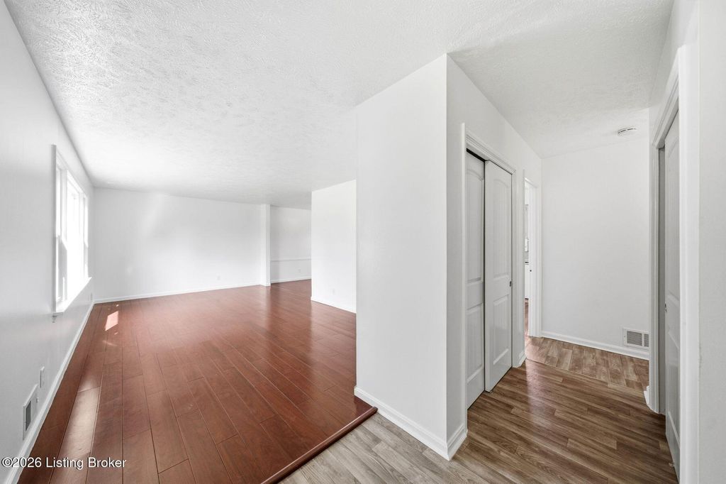 Photo of 4109 Stony Brook Dr, Louisville, KY 40299 (MLS # 1713190)