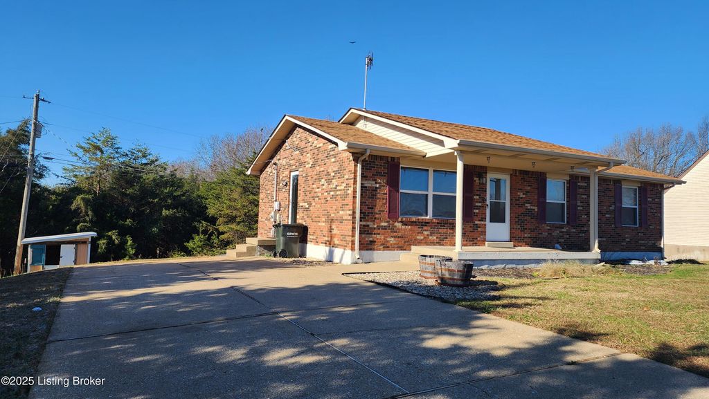 Photo of 3013 S Woodland Dr, Radcliff, KY 40160 (MLS # 1704364)