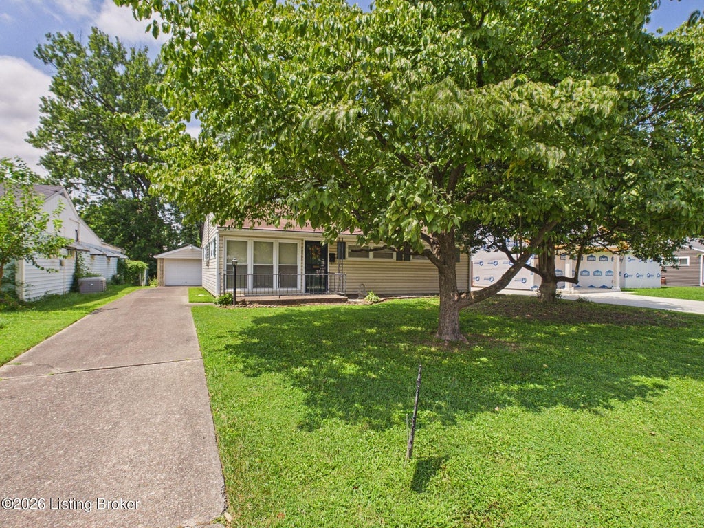 Photo of 4818 Raven Rd, Lynnview, KY 40213 (MLS # 1724166)