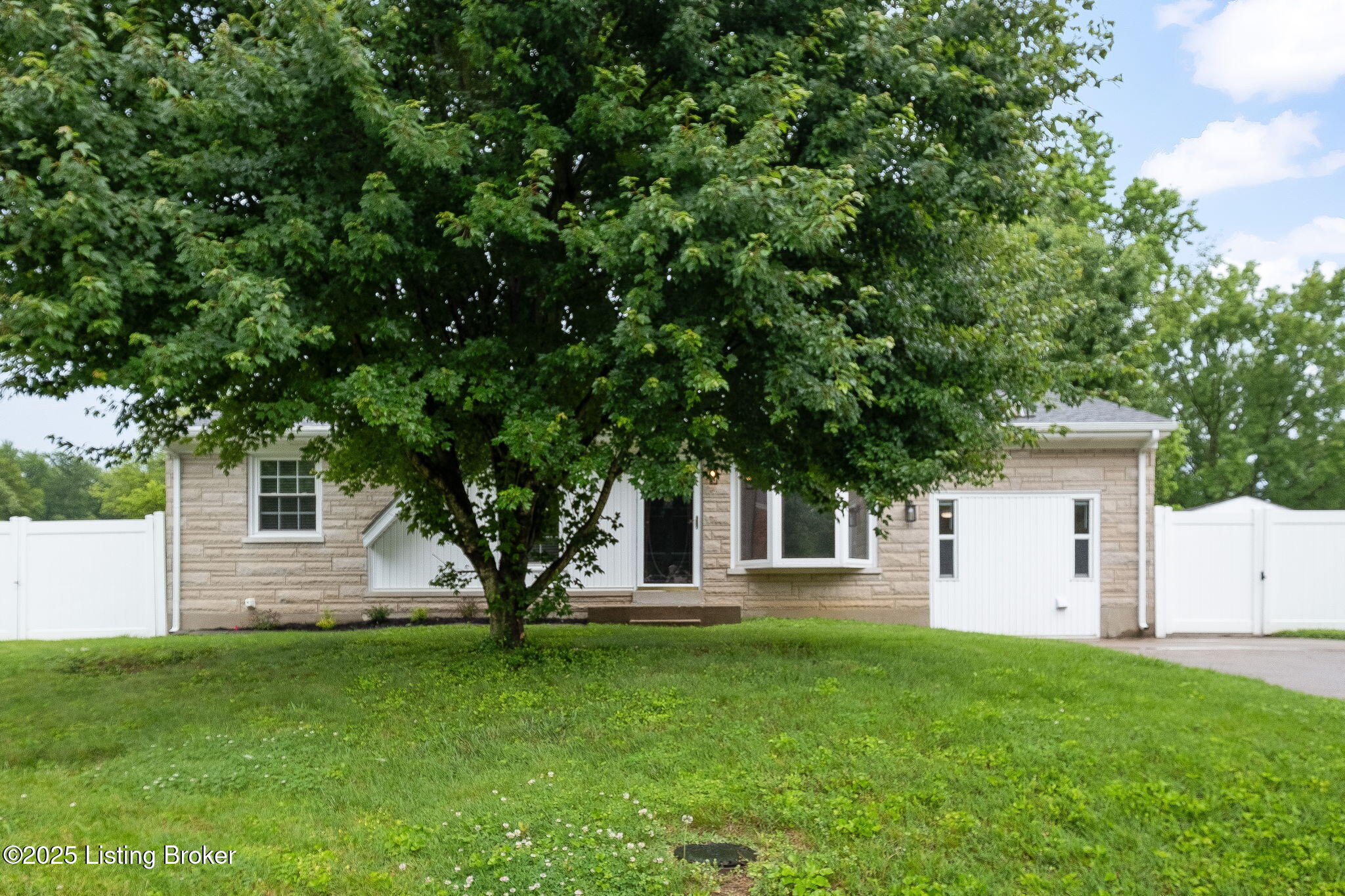 7403 Stanhope Ct, Louisville, Kentucky image 2