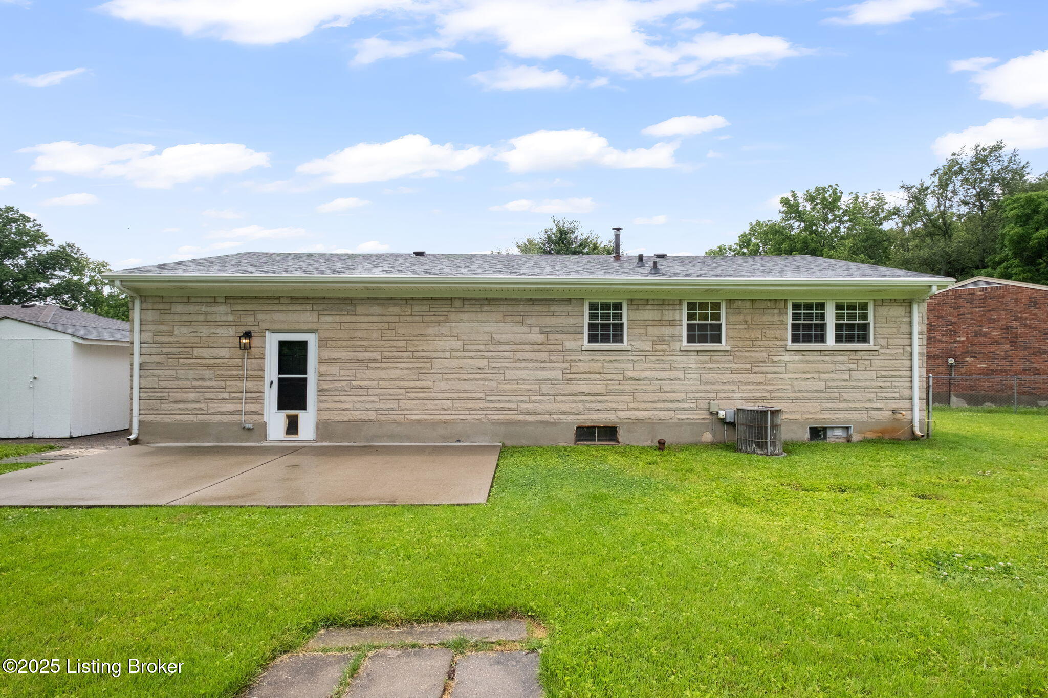 7403 Stanhope Ct, Louisville, Kentucky image 4