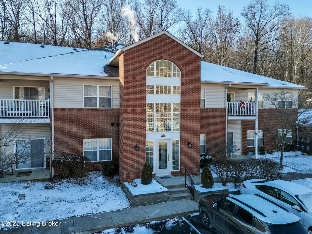 Photo of 9206 Hawthorne Pointe Dr #UNIT 202, Louisville, KY 40272 (MLS # 1705411)