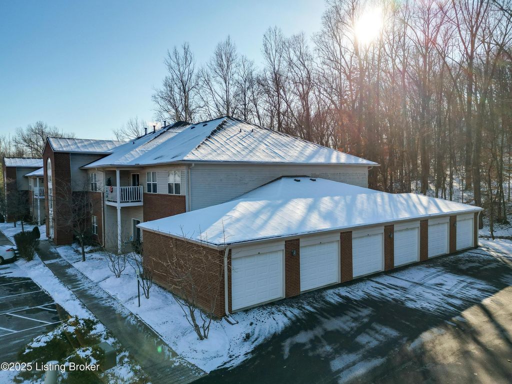 Photo of 9206 Hawthorne Pointe Dr #UNIT 202, Louisville, KY 40272 (MLS # 1705411)