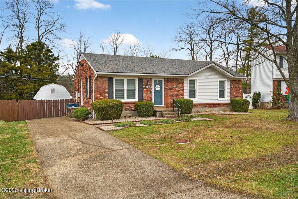 Photo of 1612 McGuire Ct, La Grange, KY 40031 (MLS # 1706062)