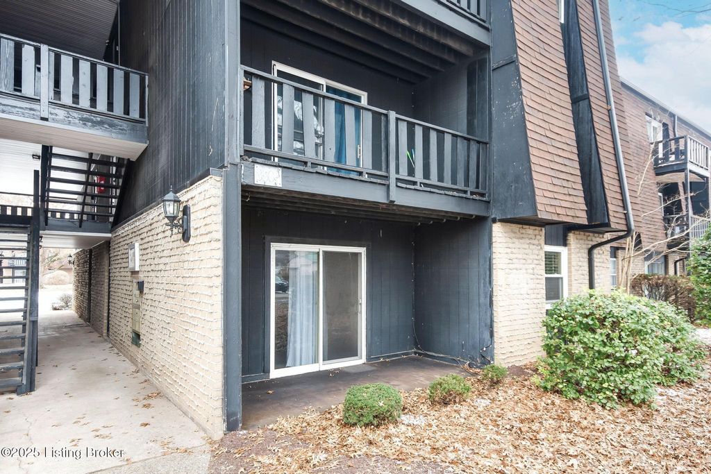 Photo of 3504 Lodge Ln #APT 132, Louisville, KY 40218 (MLS # 1705427)