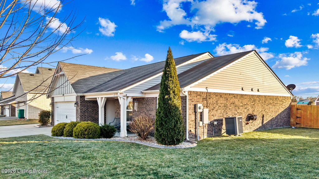 Photo of 219 Magnolia Dr, Shepherdsville, KY 40165 (MLS # 1707830)