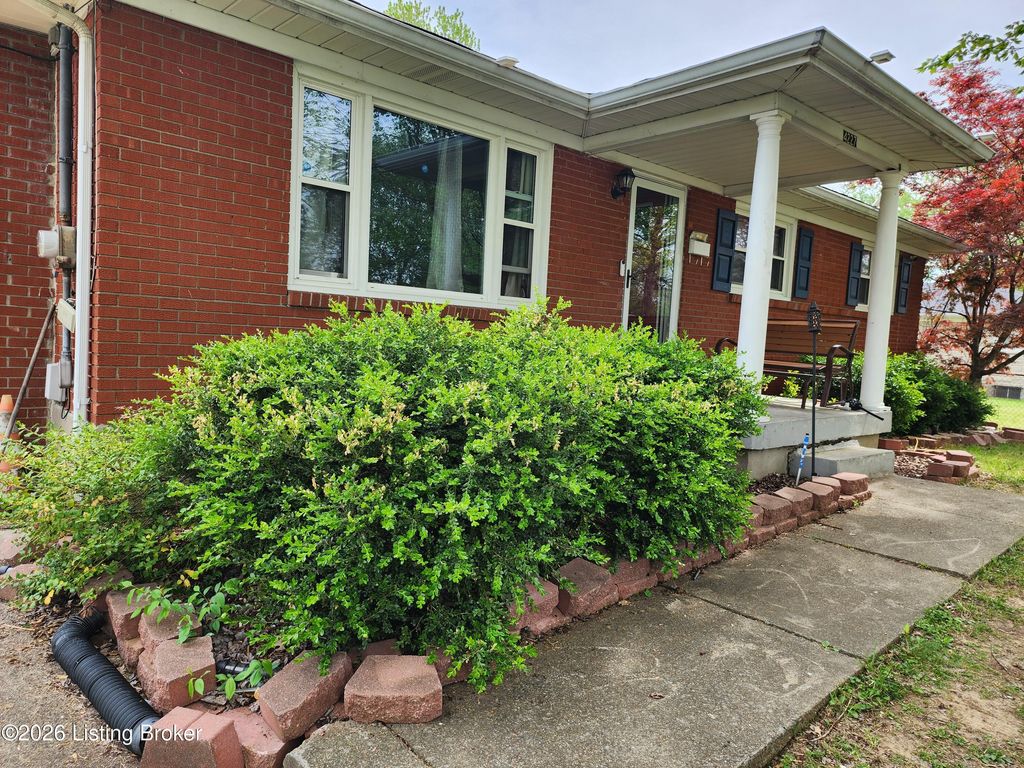 Photo of 4227 Bayberry Dr, Louisville, KY 40216 (MLS # 1714356)