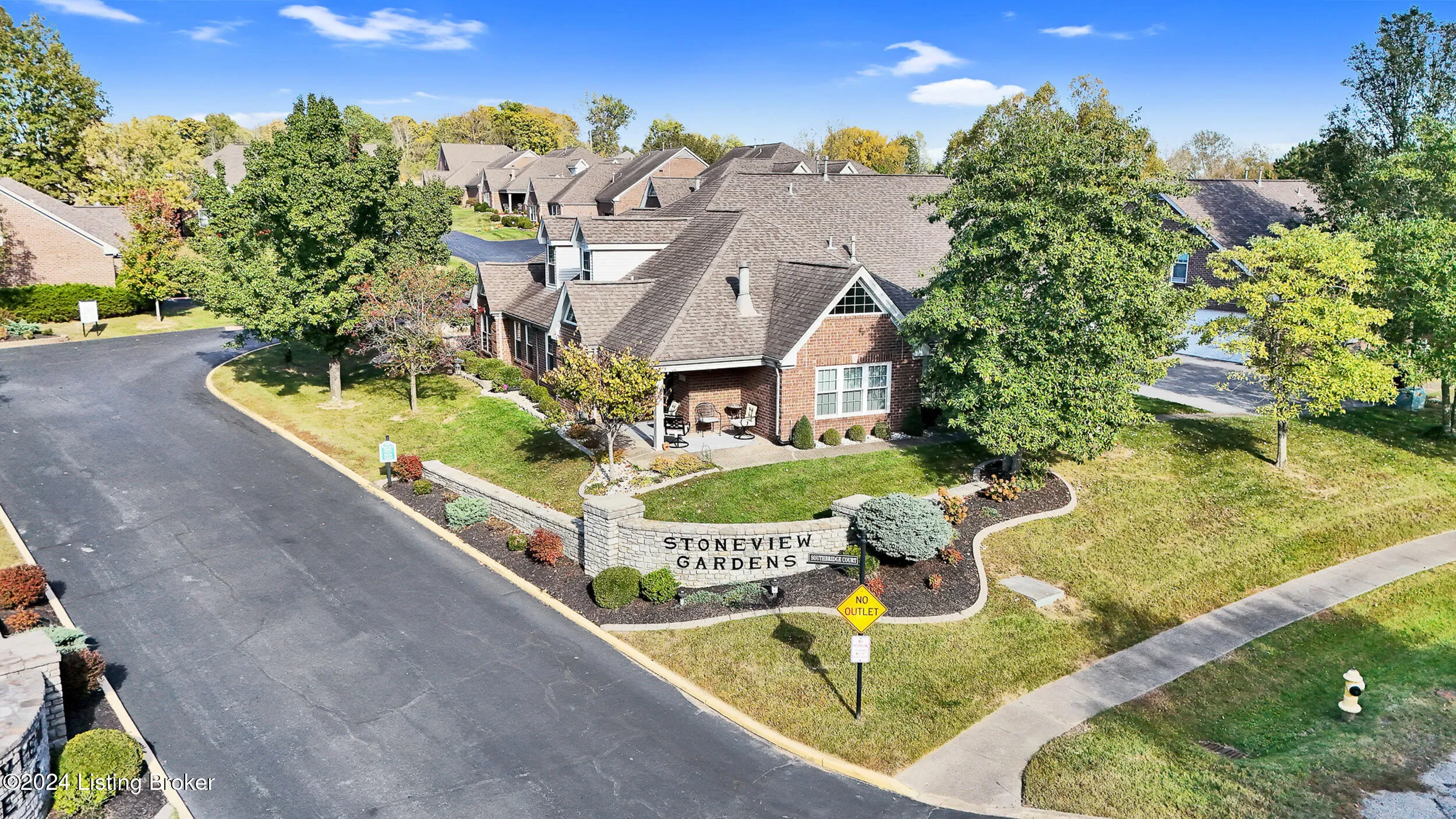 Louisville, Kentucky 40272, United States, 4 Bedrooms Bedrooms, ,3 BathroomsBathrooms,Residential,Pending,111404