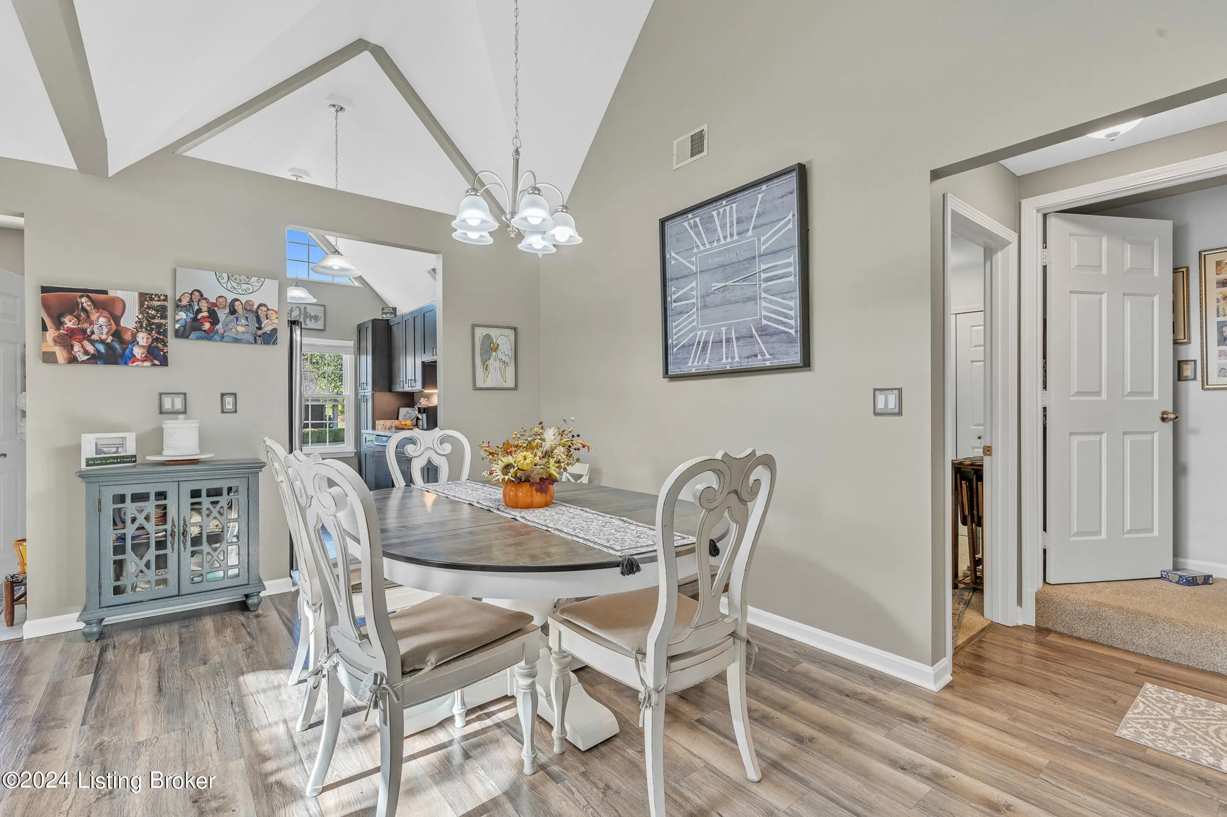 Louisville, Kentucky 40272, United States, 4 Bedrooms Bedrooms, ,3 BathroomsBathrooms,Residential,Pending,111404