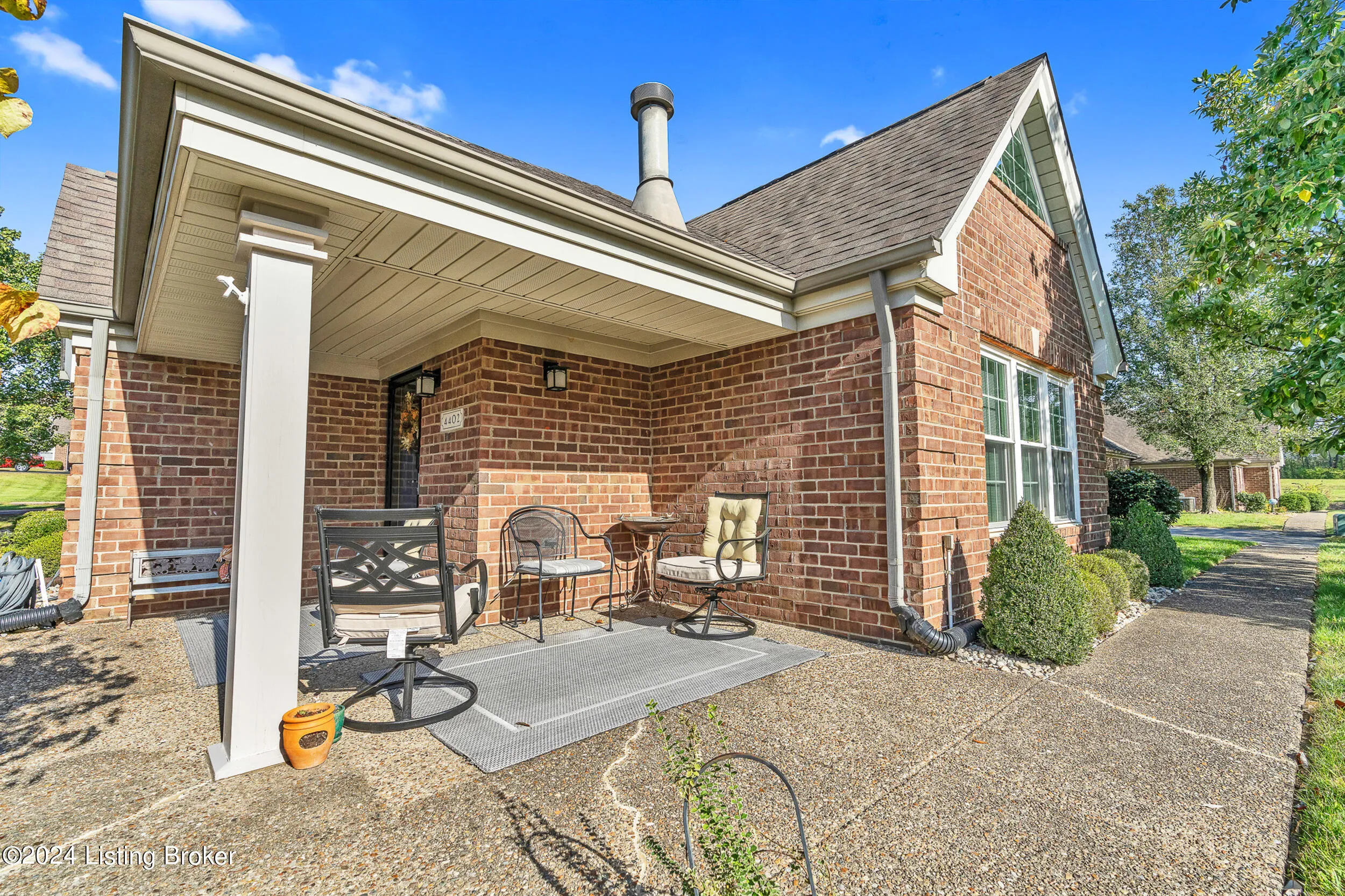 Louisville, Kentucky 40272, United States, 4 Bedrooms Bedrooms, ,3 BathroomsBathrooms,Residential,Pending,111404