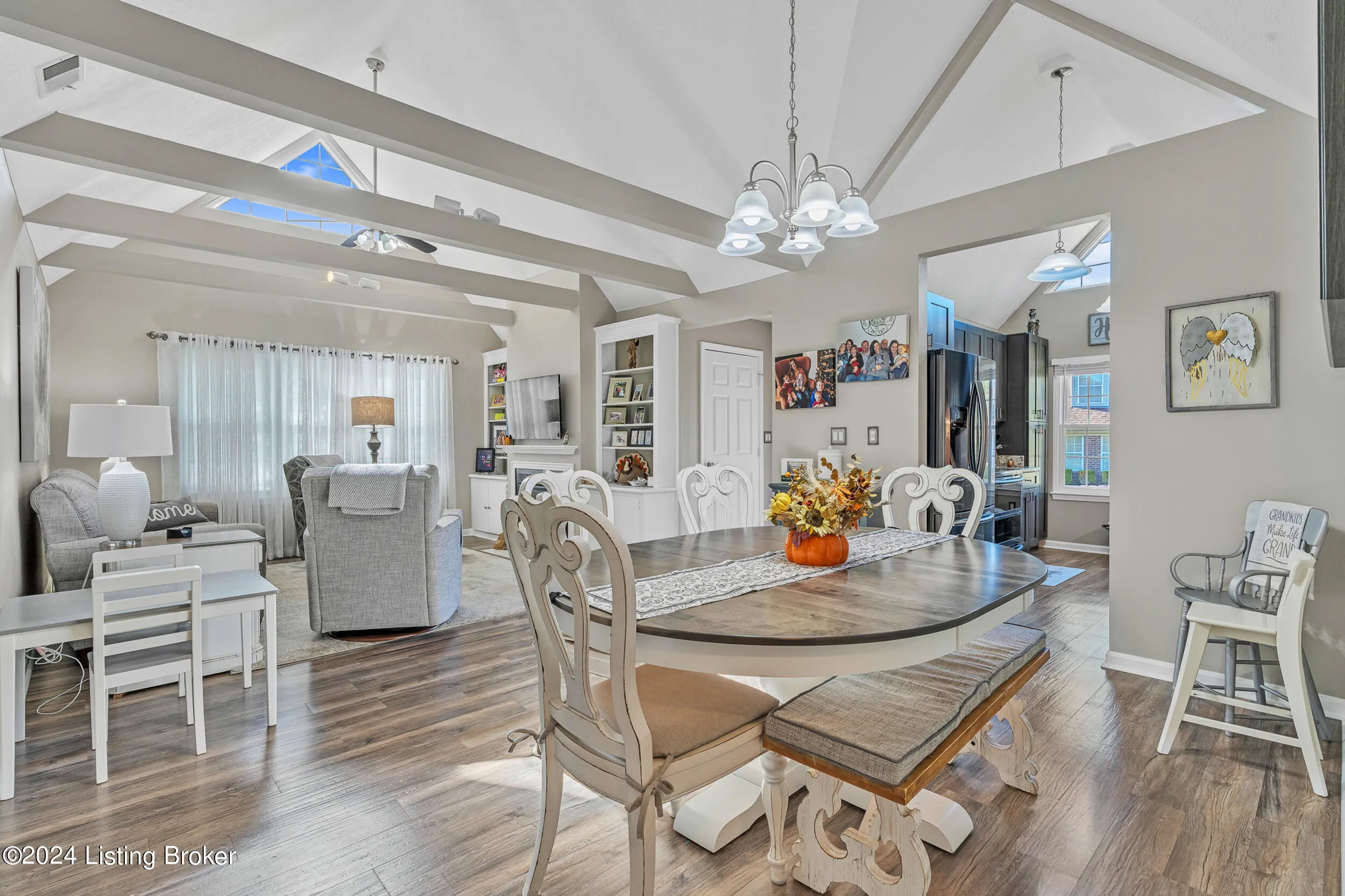 Louisville, Kentucky 40272, United States, 4 Bedrooms Bedrooms, ,3 BathroomsBathrooms,Residential,Pending,111404