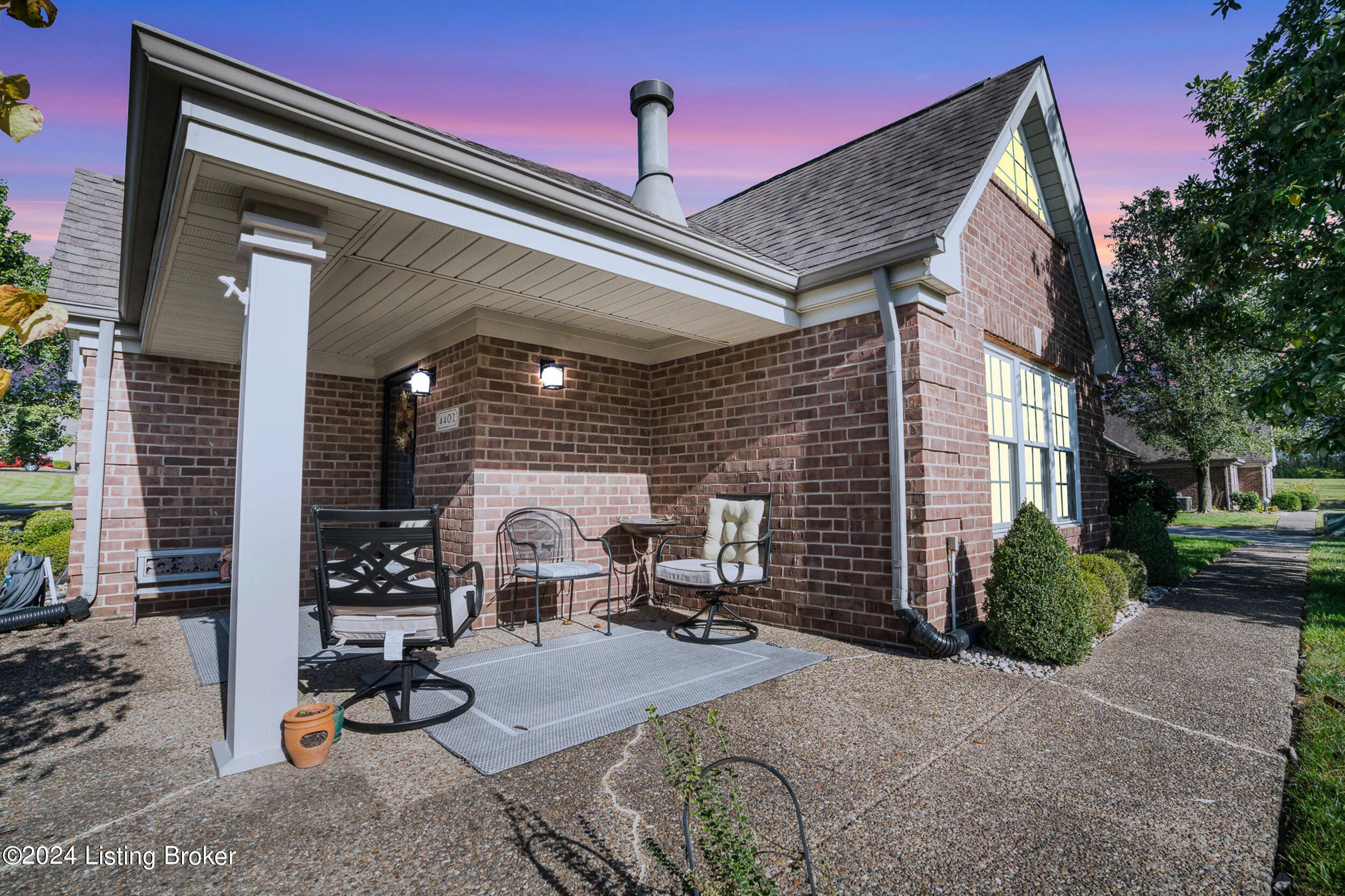 Louisville, Kentucky 40272, United States, 4 Bedrooms Bedrooms, ,3 BathroomsBathrooms,Residential,Pending,111404