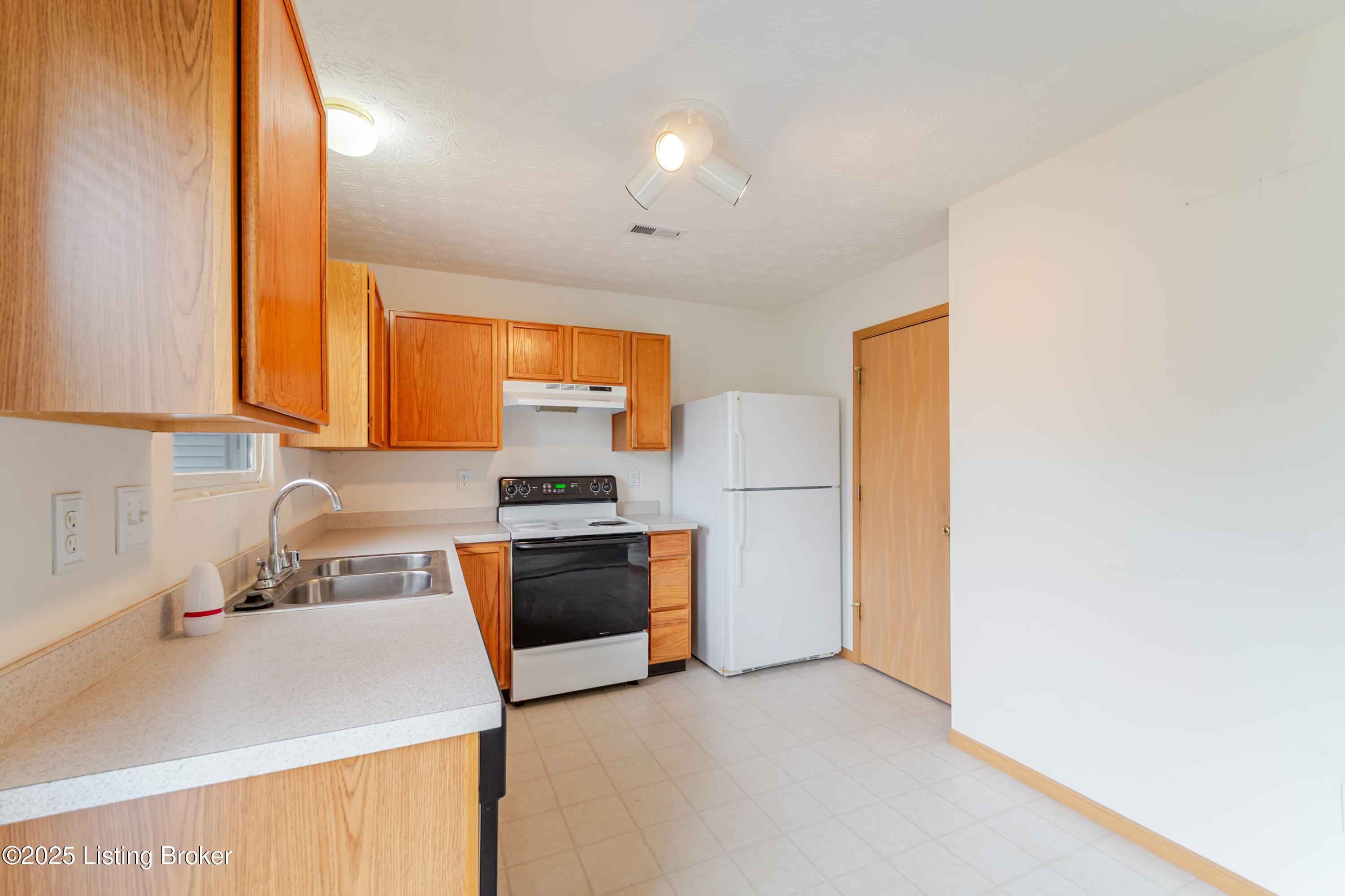 6018 Bay Harbor Dr, Louisville, Kentucky image 12