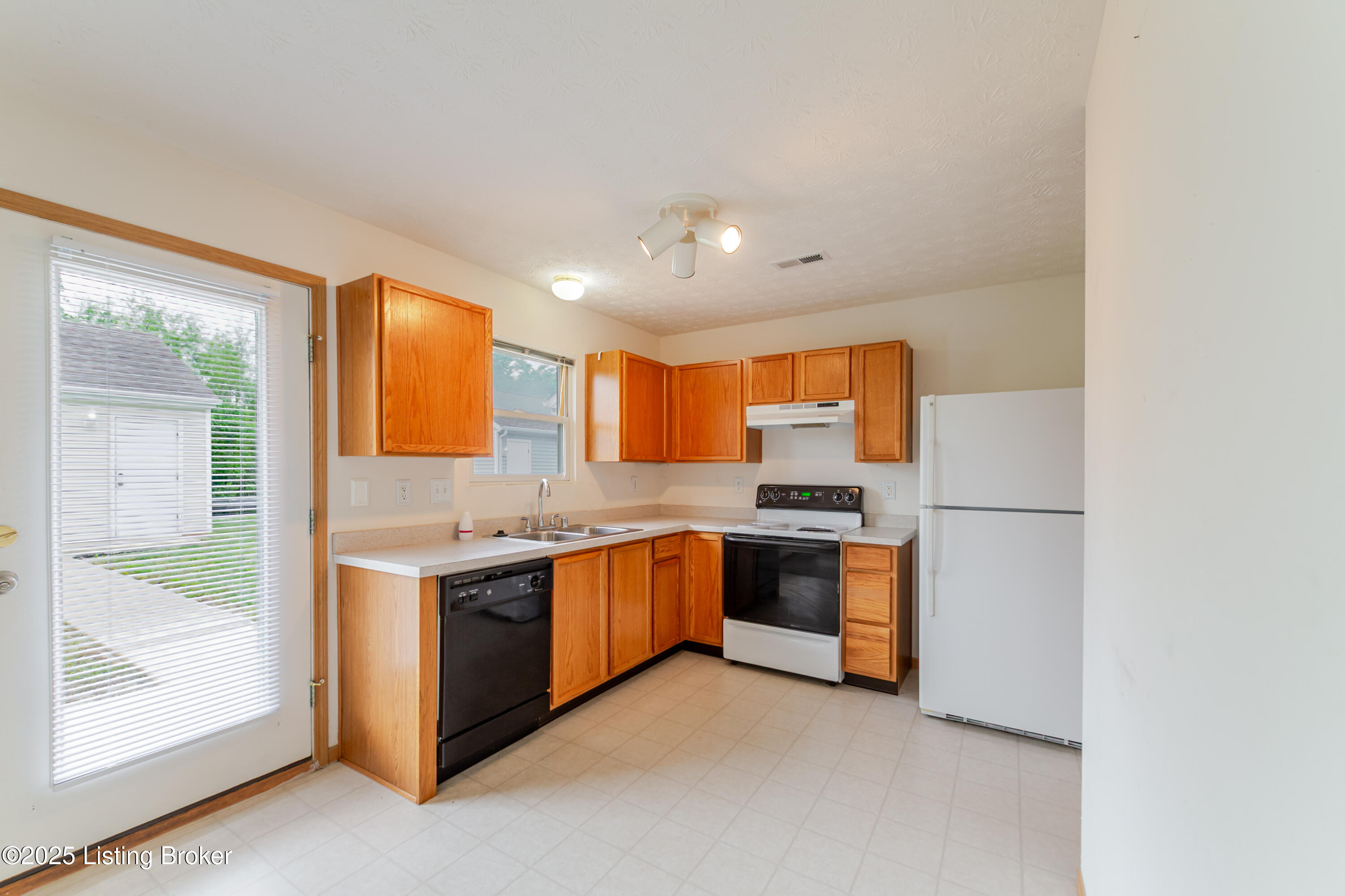 6018 Bay Harbor Dr, Louisville, Kentucky image 11