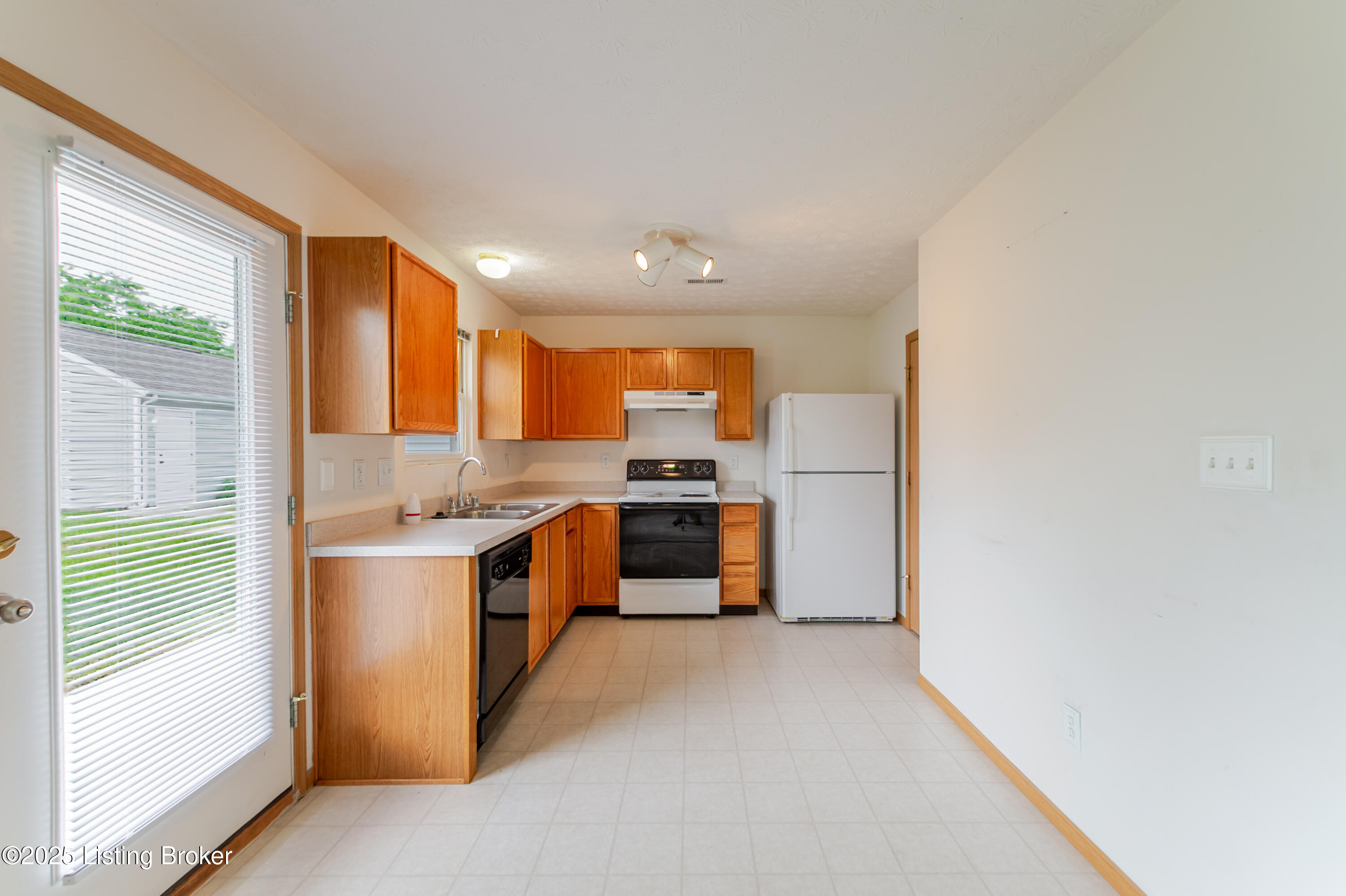 6018 Bay Harbor Dr, Louisville, Kentucky image 10