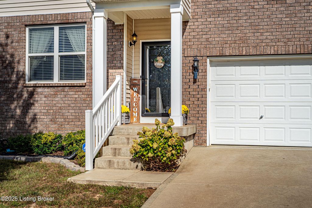 Photo of 266 Saint Regis Dr, Shelbyville, KY 40065 (MLS # 1700253)