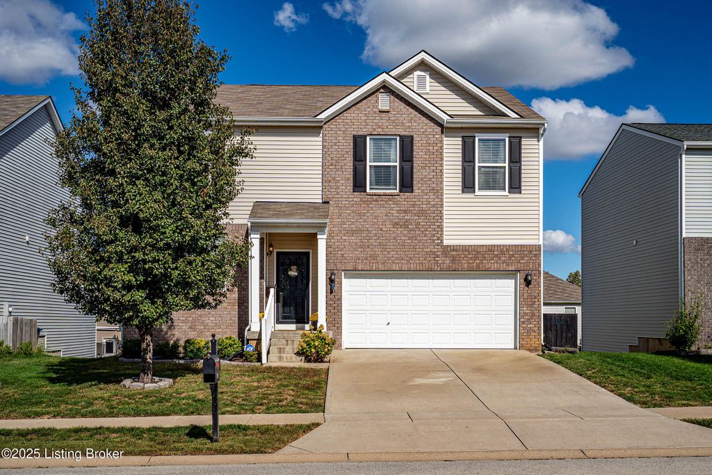 Photo of 266 Saint Regis Dr, Shelbyville, KY 40065 (MLS # 1700253)