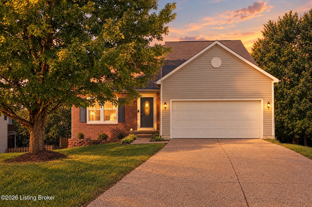 Photo of 5300 Great Hunter Ct, Louisville, KY 40229 (MLS # 1730406)