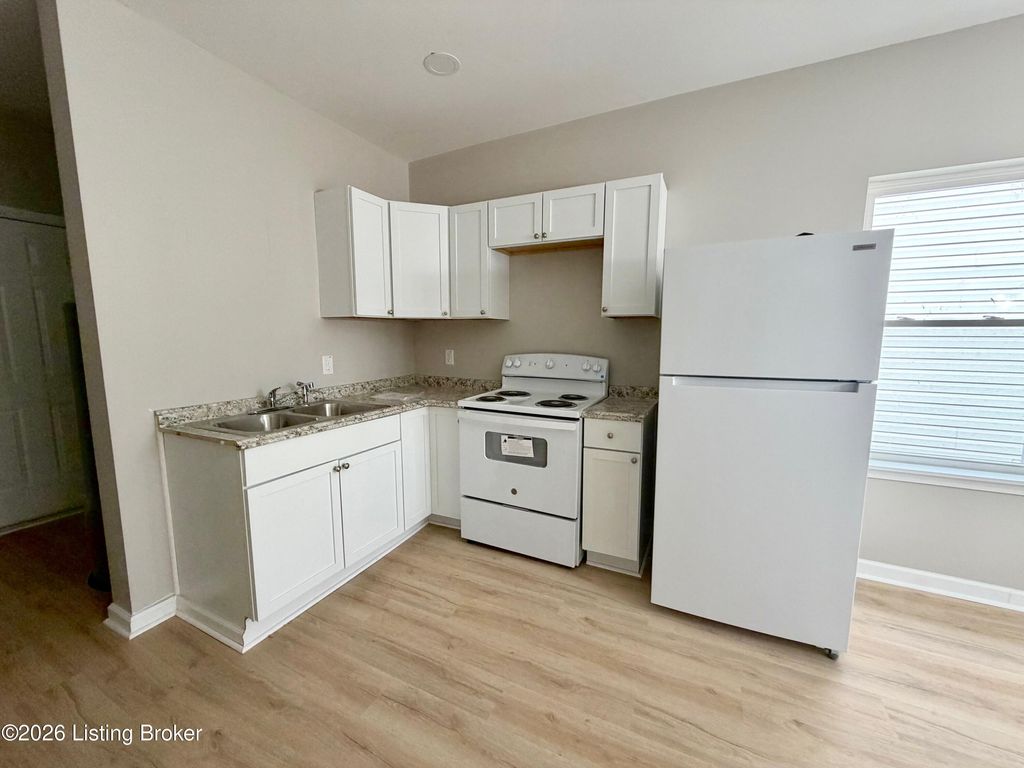 Photo of 118 E Collins Ct, Louisville, KY 40214 (MLS # 1709841)