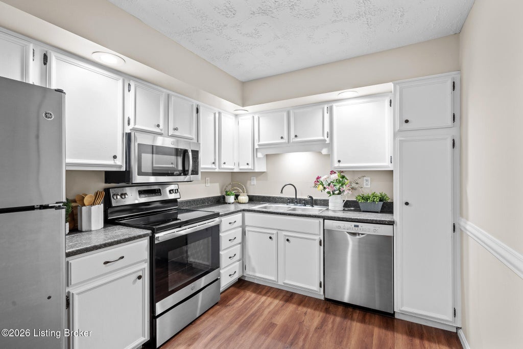 Photo of 4875 Sherburn Ln #2J, Louisville, KY 40207 (MLS # 1728626)