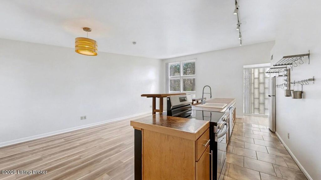 Photo of 2745 Grinstead Dr #201, Louisville, KY 40206 (MLS # 1713682)