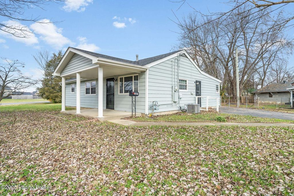 Photo of 5007 Solona Dr, Louisville, KY 40272 (MLS # 1704308)