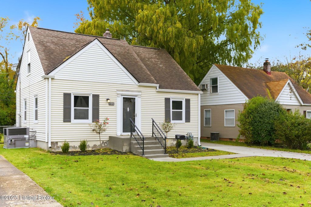 Photo of 606 Harris Pl, Louisville, KY 40222 (MLS # 1702184)