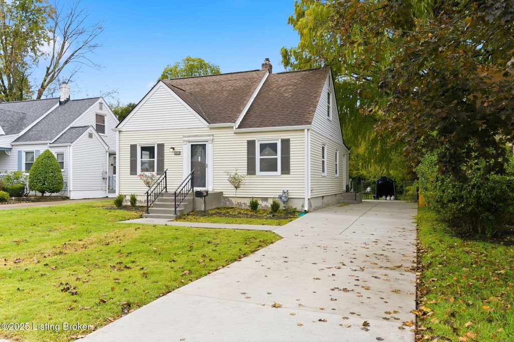 Photo of 606 Harris Pl, Louisville, KY 40222 (MLS # 1702184)