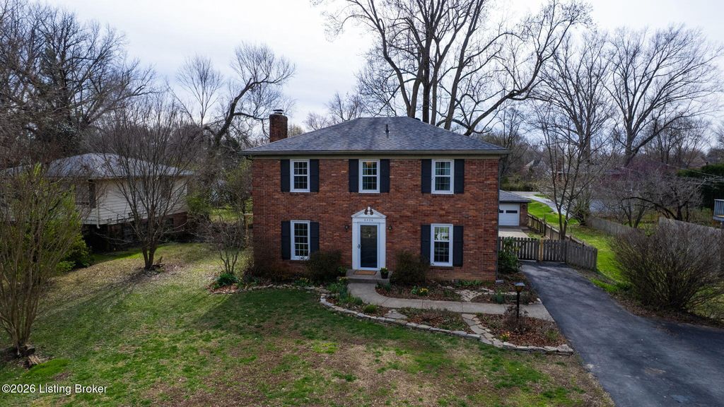 Photo of 6426 Regency Ln, Louisville, KY 40207 (MLS # 1711716)