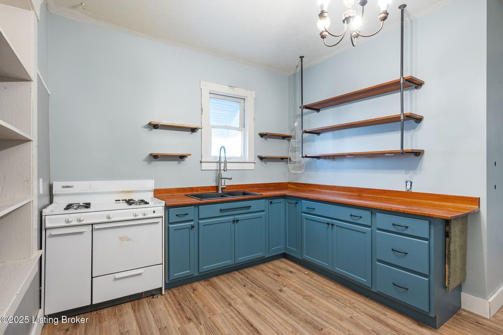 Photo of 1922 Bank St, Louisville, KY 40203 (MLS # 1711253)