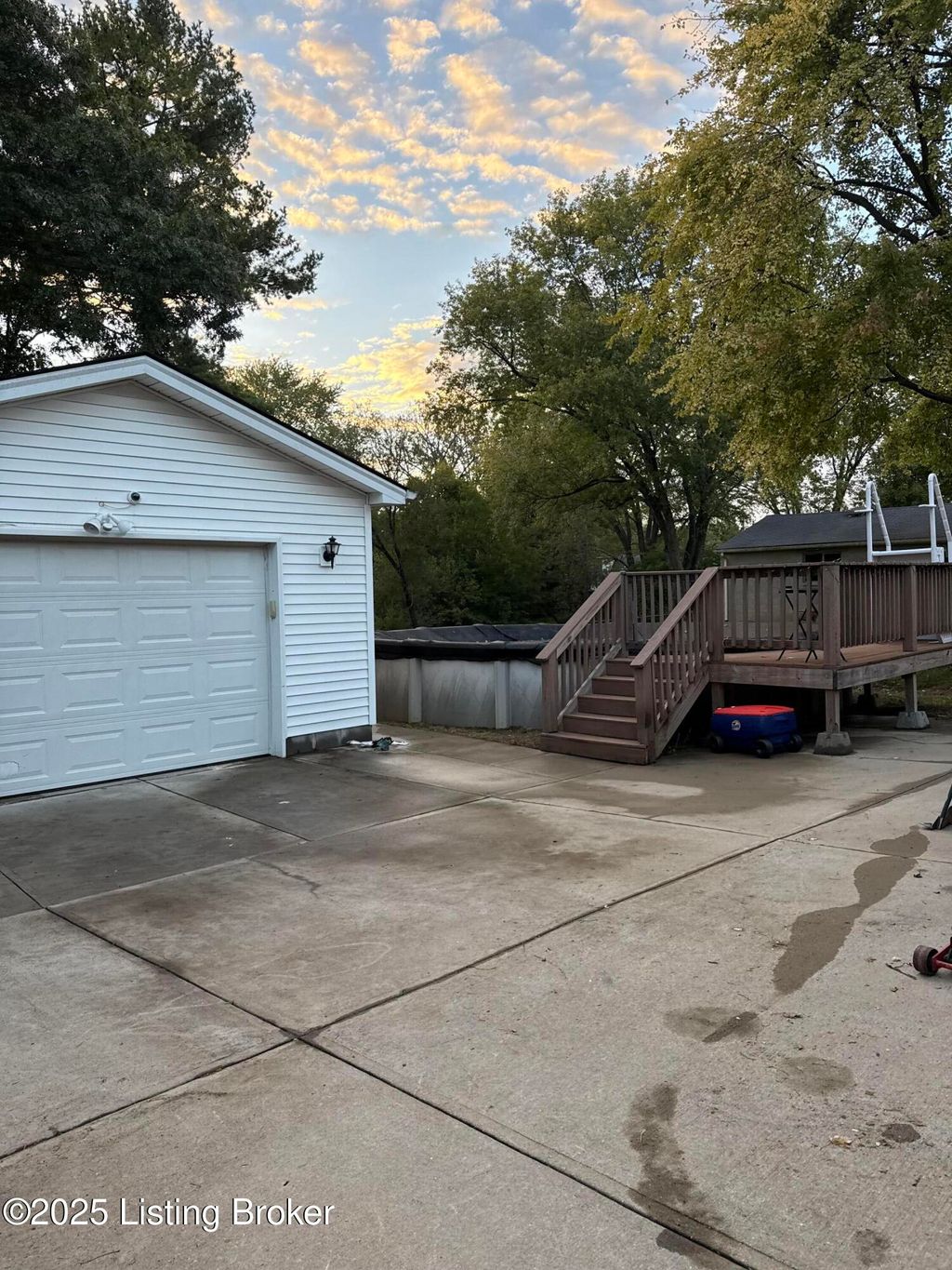 Photo of 2406 Old Hickory Rd, Jeffersontown, KY 40299 (MLS # 1700669)