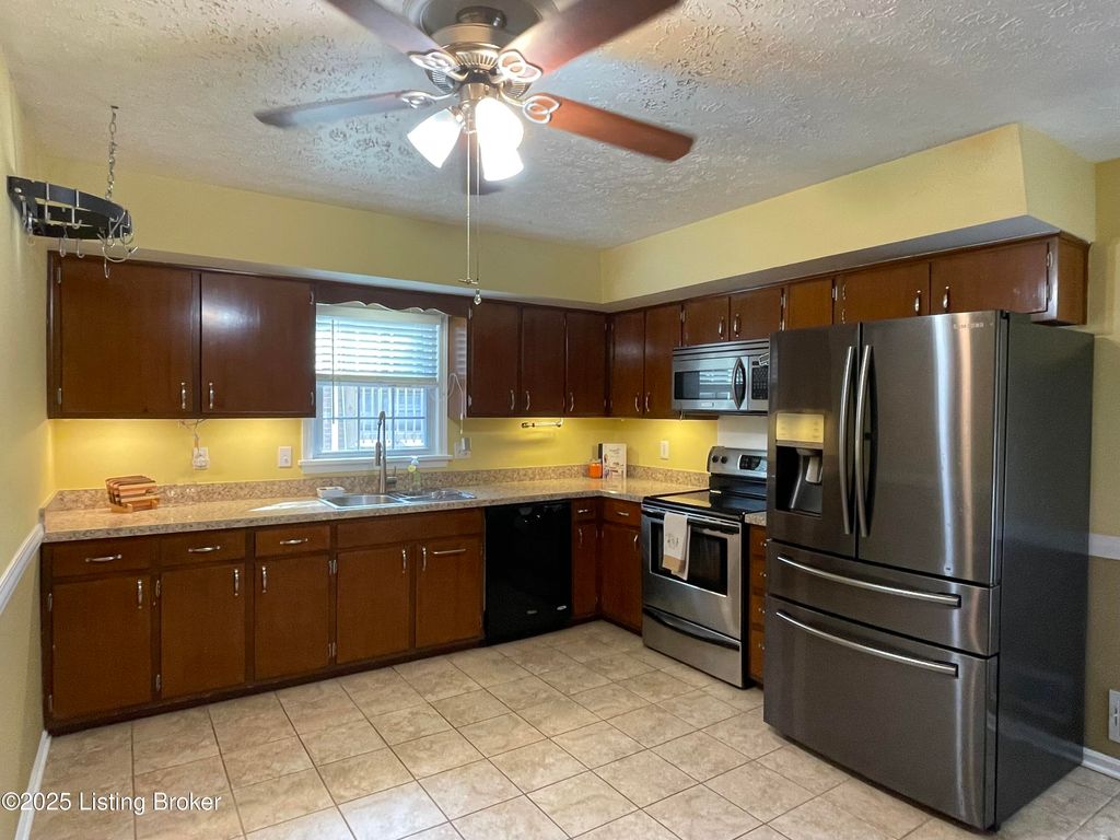 Photo of 2406 Old Hickory Rd, Jeffersontown, KY 40299 (MLS # 1700669)