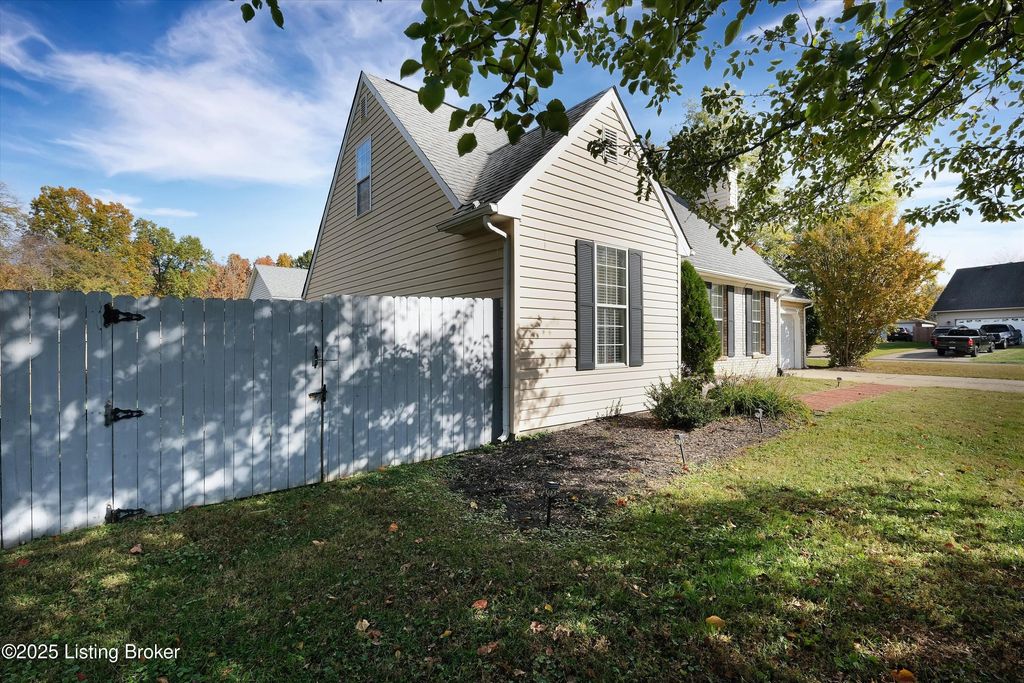 Photo of 8123 Avanti Way, Louisville, KY 40291 (MLS # 1705486)