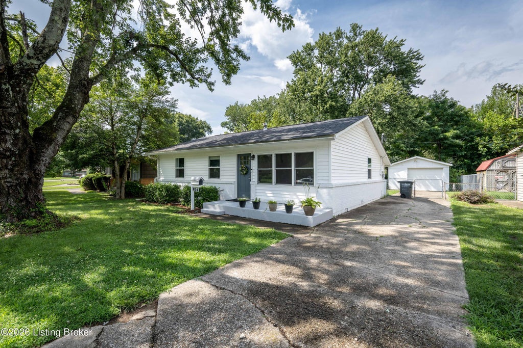 Photo of 826 W Larkspur Dr, Jeffersonville, IN 47130 (MLS # 1723852)