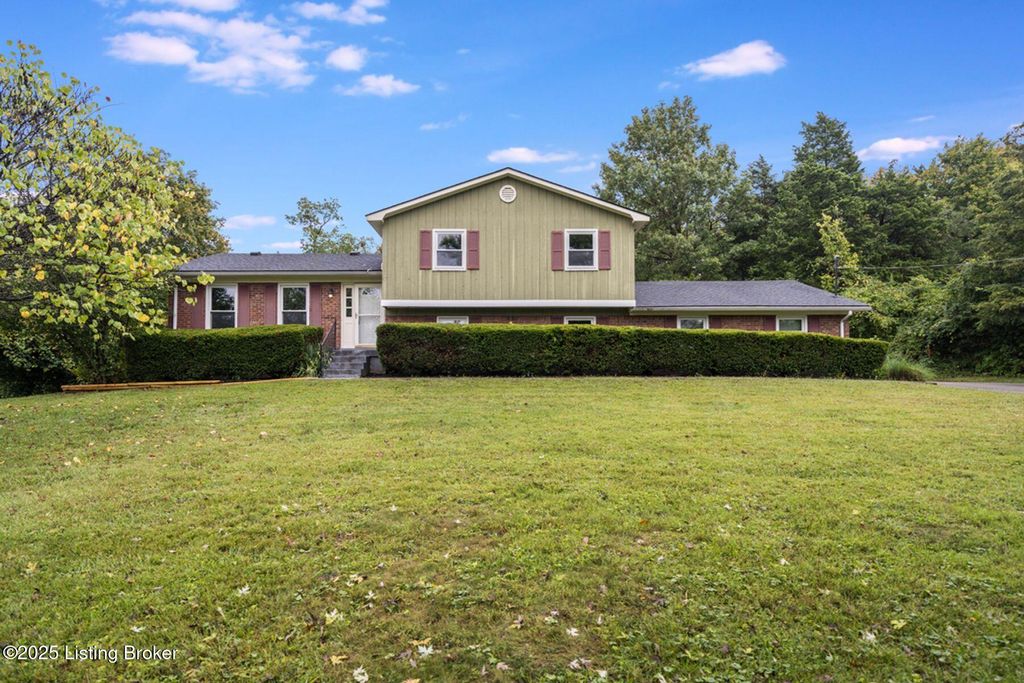 Photo of 2907 Carden Ln, La Grange, KY 40031 (MLS # 1705835)