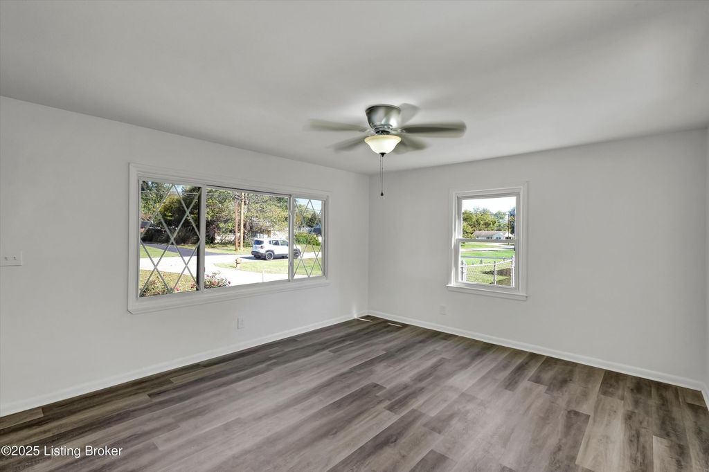 Photo of 5406 Count Fleet Dr, Louisville, KY 40272 (MLS # 1701438)