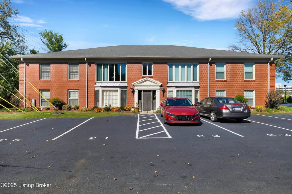 Photo of 2 Dupont Way #7, Louisville, KY 40207 (MLS # 1701667)
