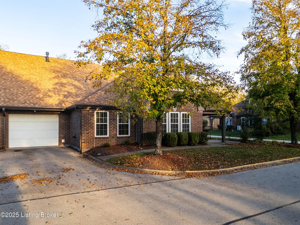 Photo of 302 Eastbridge Ct #302, Louisville, KY 40223 (MLS # 1705106)