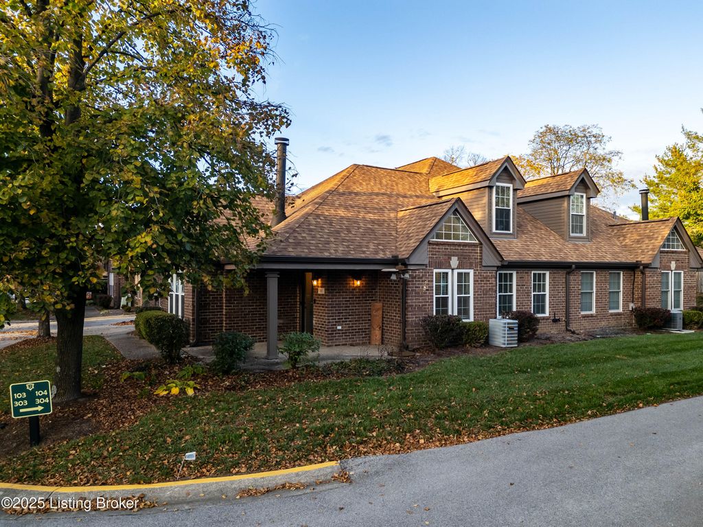 Photo of 302 Eastbridge Ct #302, Louisville, KY 40223 (MLS # 1705106)