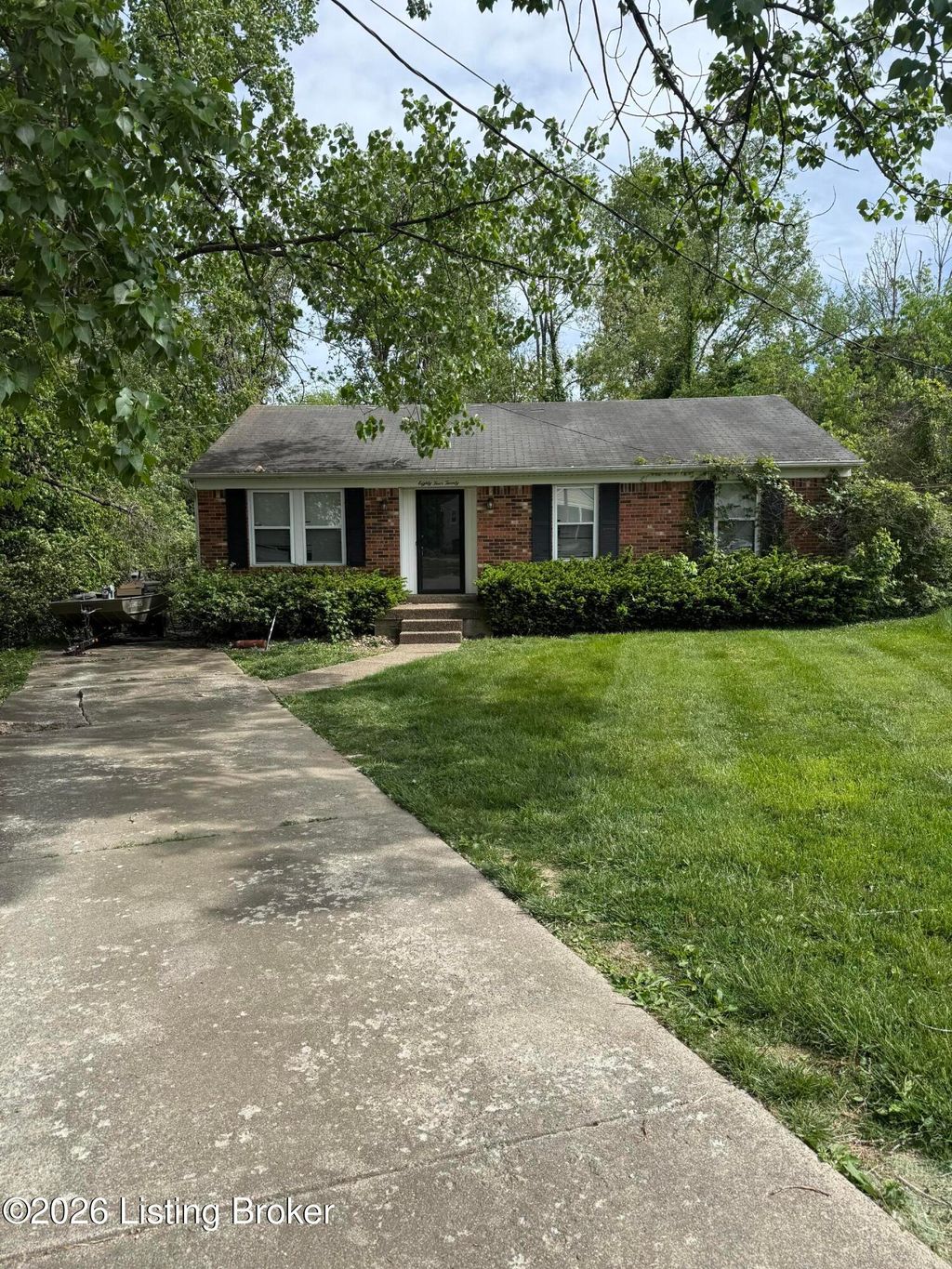 Photo of 8420 Damascus Cir, Louisville, KY 40228 (MLS # 1715257)