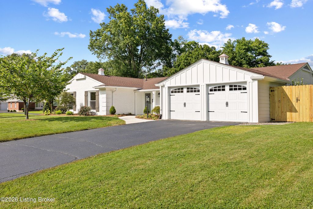 Photo of 8601 Whipps Bend Rd, Louisville, KY 40222 (MLS # 1724203)