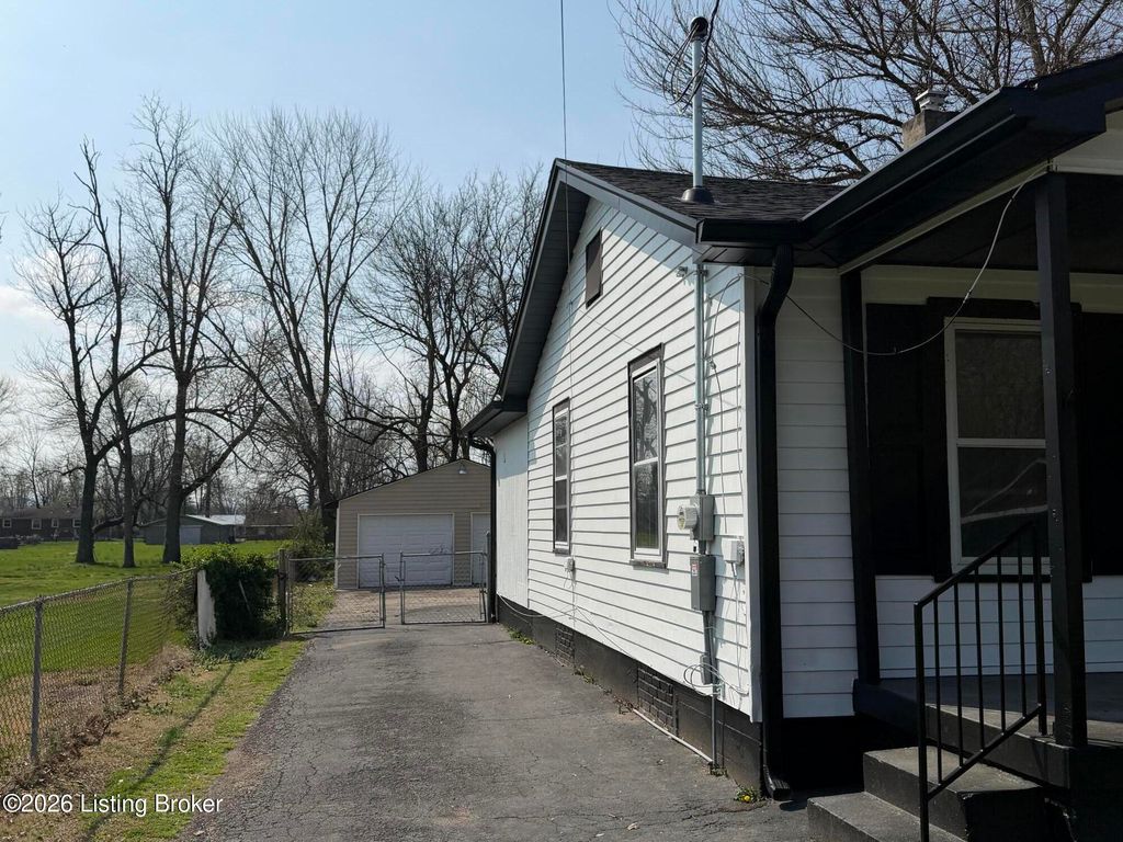 Photo of 5500 Euclid Ave, Louisville, KY 40272 (MLS # 1712610)