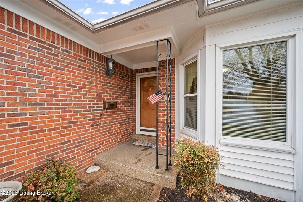 Photo of 8207 Rock Wall Ct, Louisville, KY 40220 (MLS # 1708238)