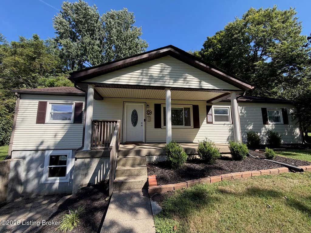 Photo of 431 Cedarcrest Dr, Brandenburg, KY 40108 (MLS # 1726834)