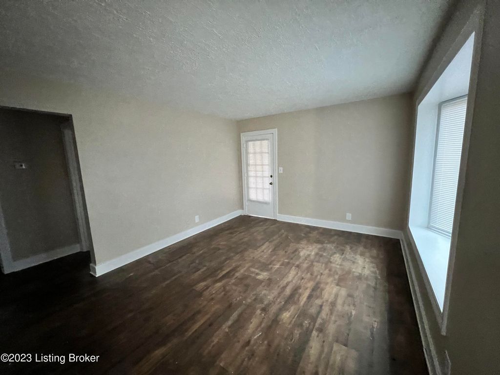 Photo of 4004 Carol Rd, Louisville, KY 40218 (MLS # 1719189)